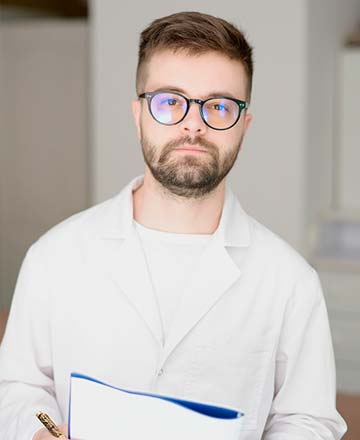 Мужчина врач в очках в белом халате